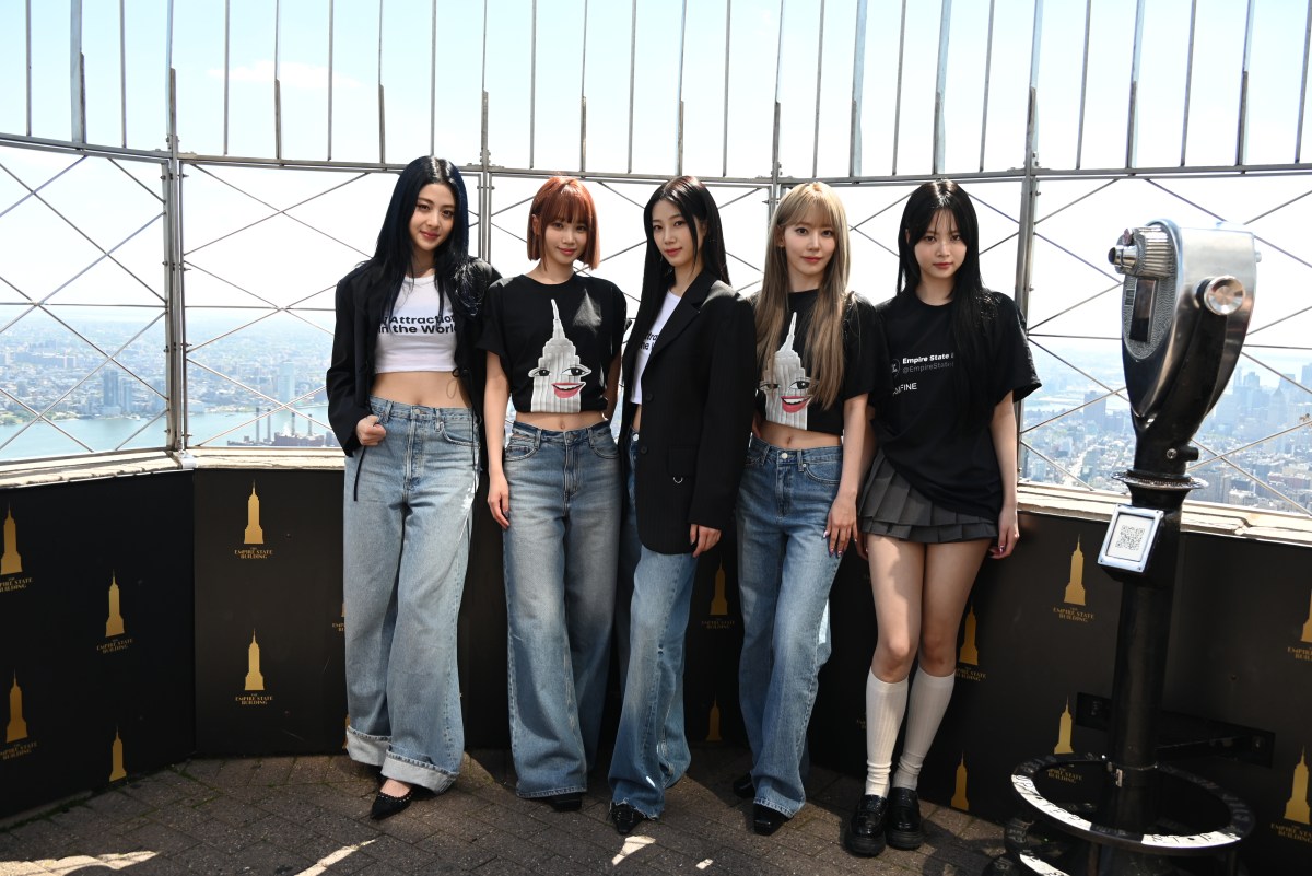 LE SSERAFIM lights up Empire State Building in 'fearless blue' in support of Make-A-Wish foundation 2 LE SEERAFIM dons Empire State Building merch