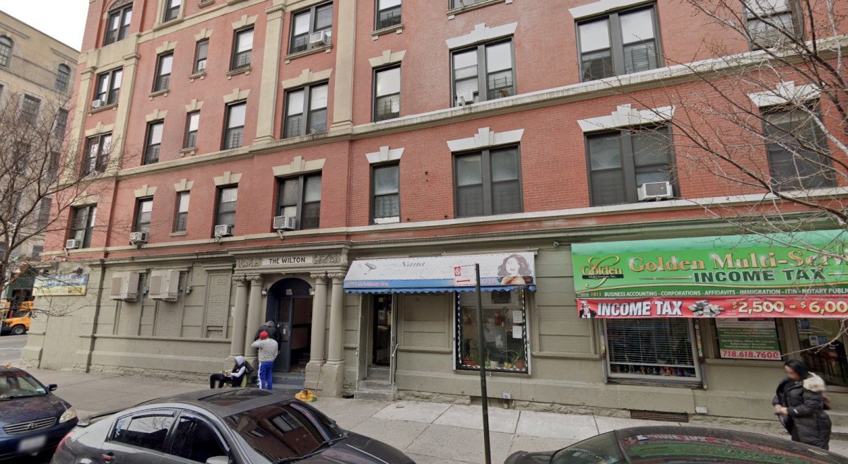 Bronx man shot dead outside apartment building: NYPD 2 Scene where Bronx man was shot dead