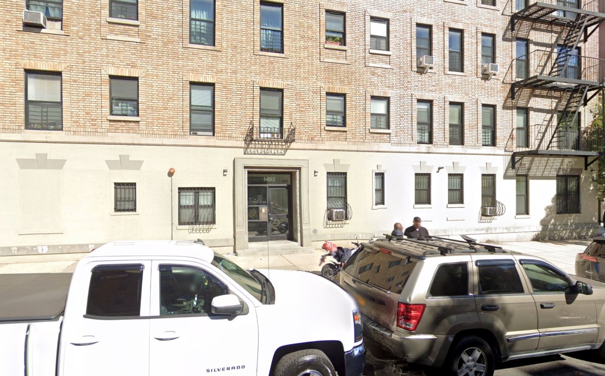 Bloody Brooklyn assault leaves four men stabbed in apartment: cops 2 Scene in Brooklyn where four men were stabbed