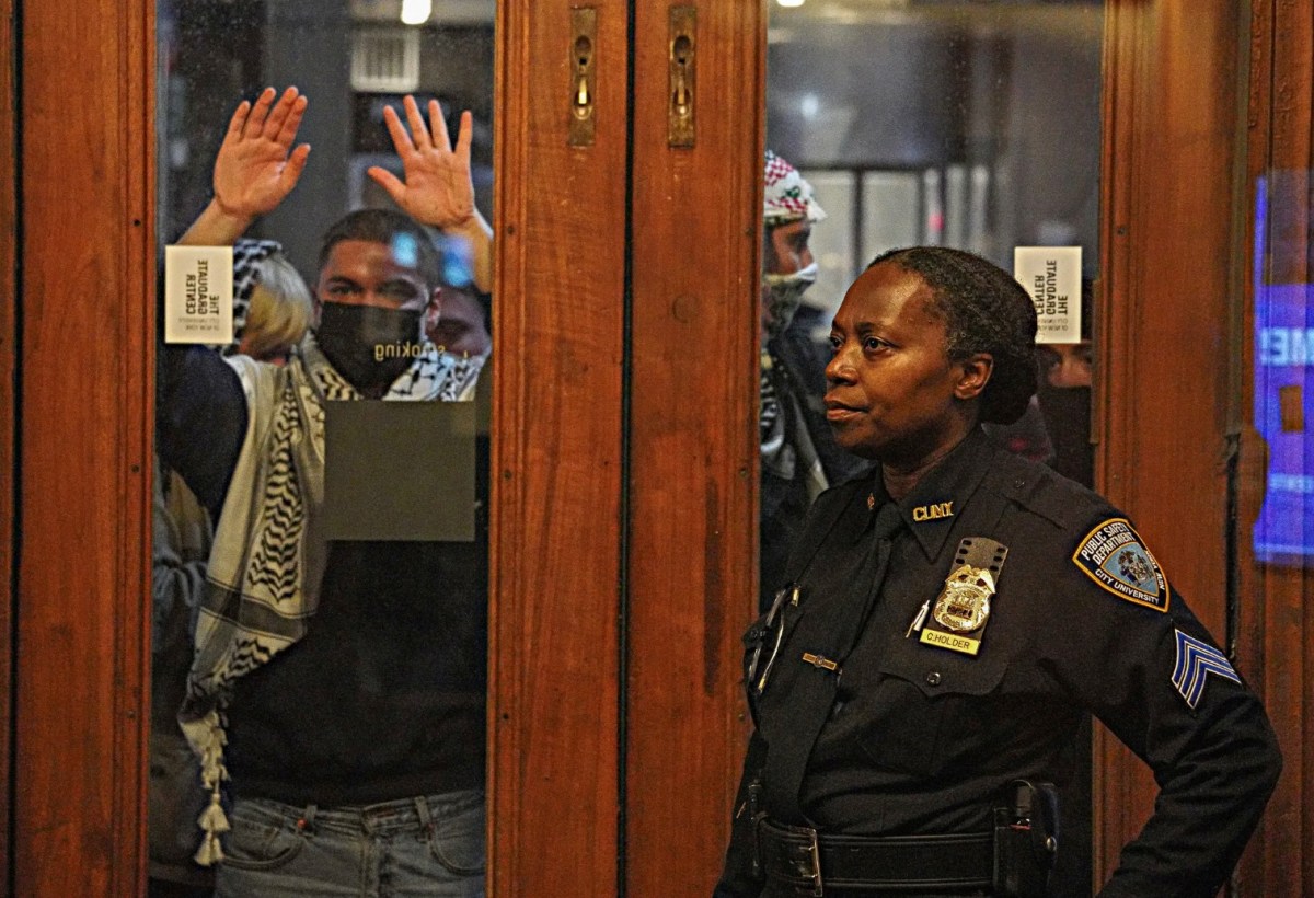 Antisemitism 'report card': NYC college campuses improved efforts to fight hatred – with notable exceptions, ADL says 2 NYC college campus officer deals with protest