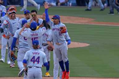 Mets celebrate Game 2 NLCS win over Dodgers