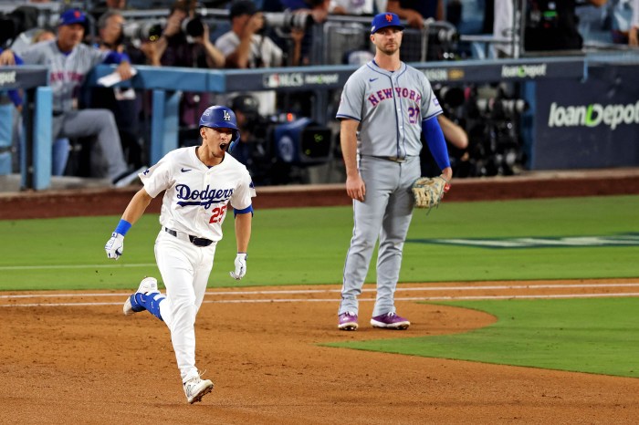2024 World Series: Who has the edge? Position-by-position breakdown between Yankees, Dodgers 6 Tommy Edman home run Dodgers Mets NLCS Game 5 Pete Alonso looks on