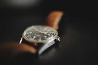 Analog vintage wrist watch with leather strap