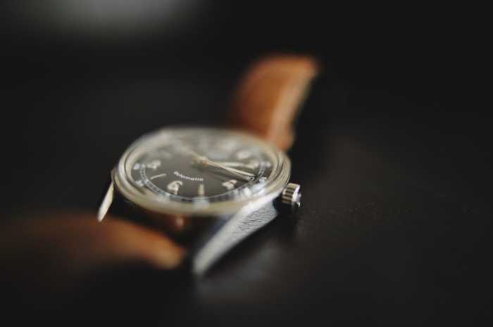 Analog vintage wrist watch with leather strap