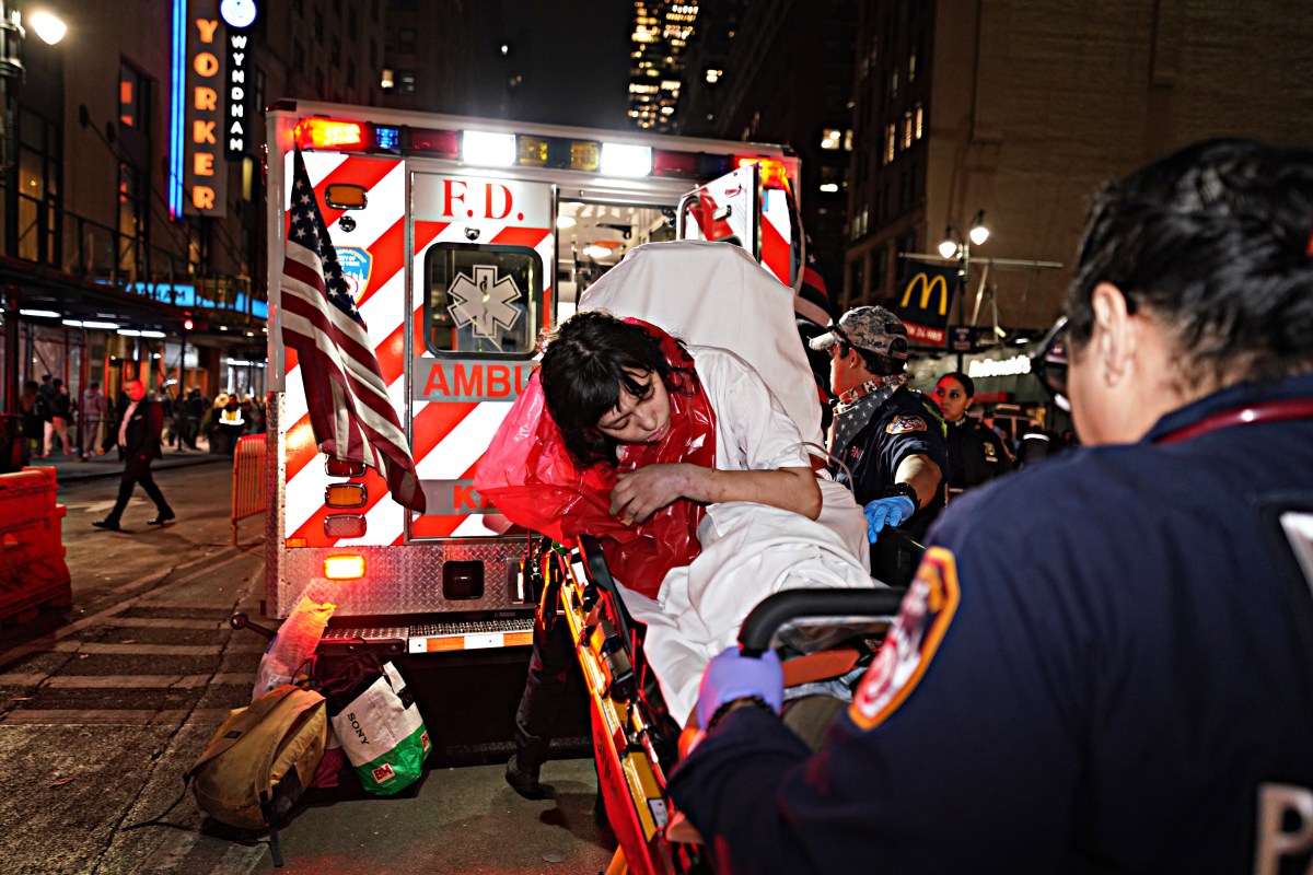 FDNY EMTs face staffing issues as emergency response time creeps up with no pay raises: 'Do not take this job' 2 EMTs respond to medical emergency