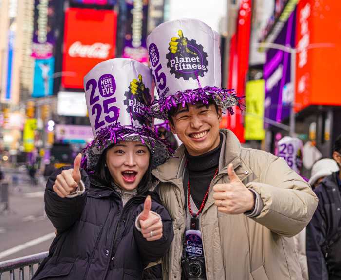 New Year’s Eve: Visitors make the long wait in Times Square to watch the ball drop 2 People from all over the world began filing into Times Square on Tuesday where they prepared to hunker down and make the long wait for New Year’s Day.