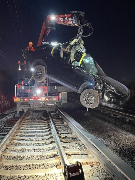 Alleged drunk driver from Brooklyn arrested for driving SUV on LIRR tracks, causing a commuting nightmare 2 a hydraulic lift takes an SUV off the tracks of the LIRR