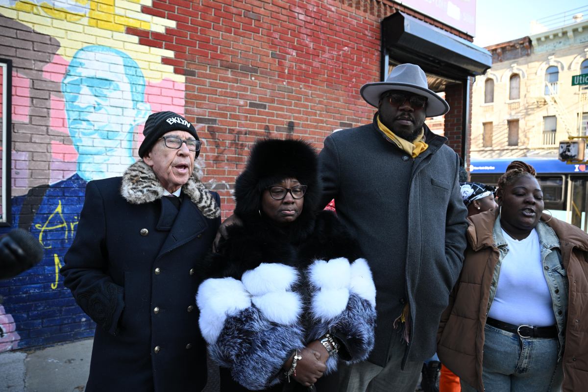 Mother of man shot in Brooklyn police chase, advocates call for release of body cam footage after fatal incident 2