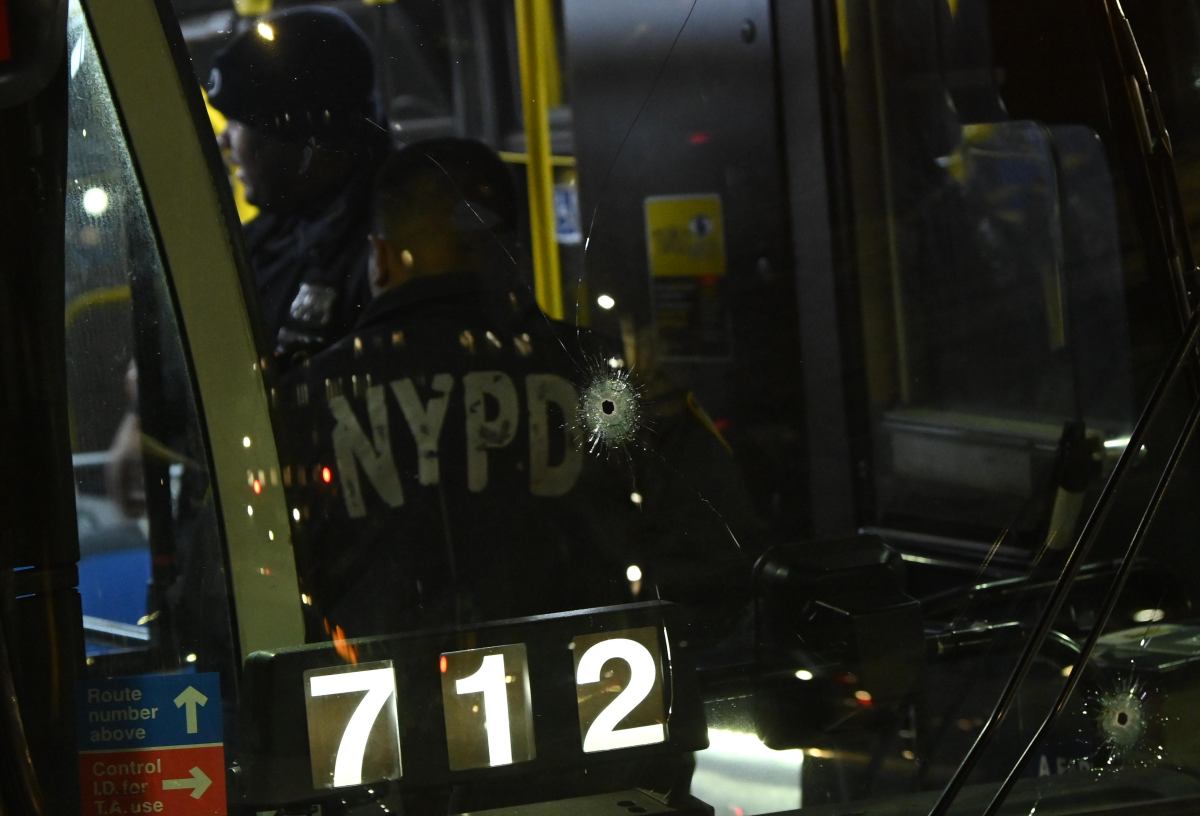 Brooklyn cops save victim shot by stray bullet while riding bus: cops 2 Police investigate shooting in Brooklyn on board bus