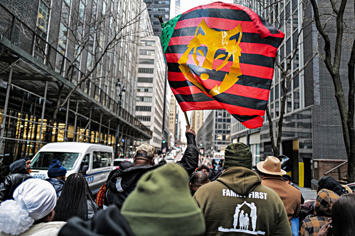 Protesters outside Hochul's Midtown office issue ultimatum over Robert Brooks' killing in prison: Arrest suspects, or we'll 'shut state down' 8