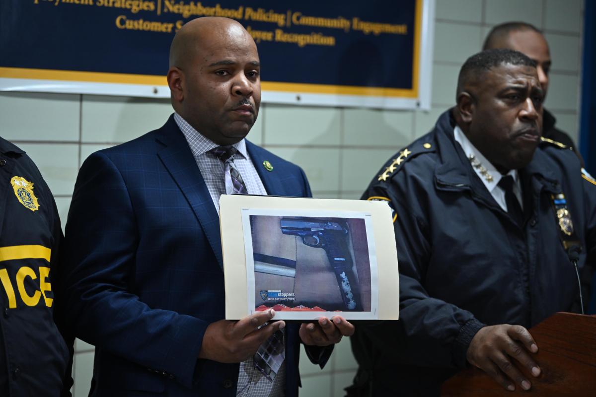 Brooklyn police-involved shooting leaves murder suspect dead, child unharmed amid hail of bullets 5 Police officials hold up the photo of the gun allegedly apprehended from a male suspect killed in a Brooklyn police-involved shooting on Dec. 5, 2024.