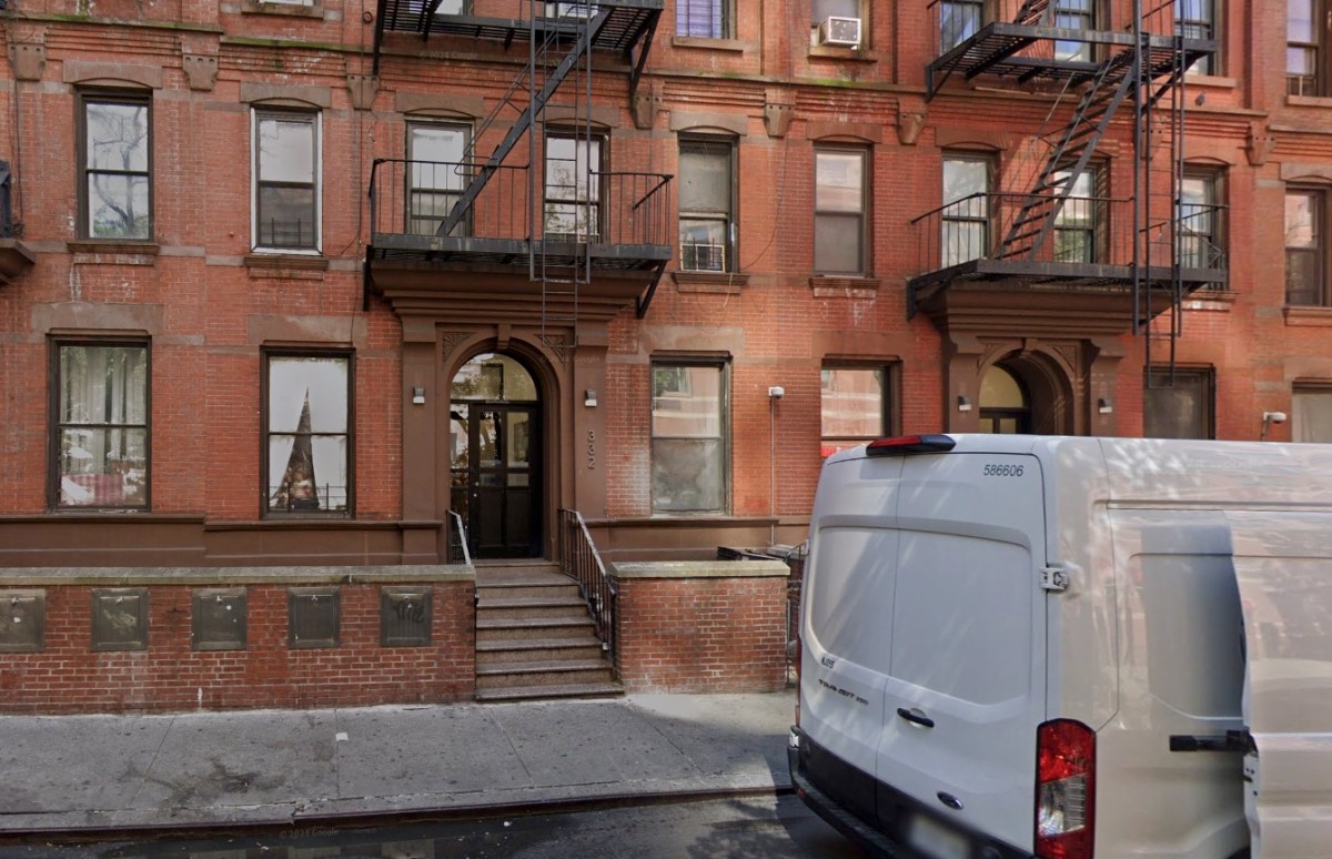 Man shot dead outside Manhattan apartment building: cops 2 Scene where man was shot dead in Manhattan