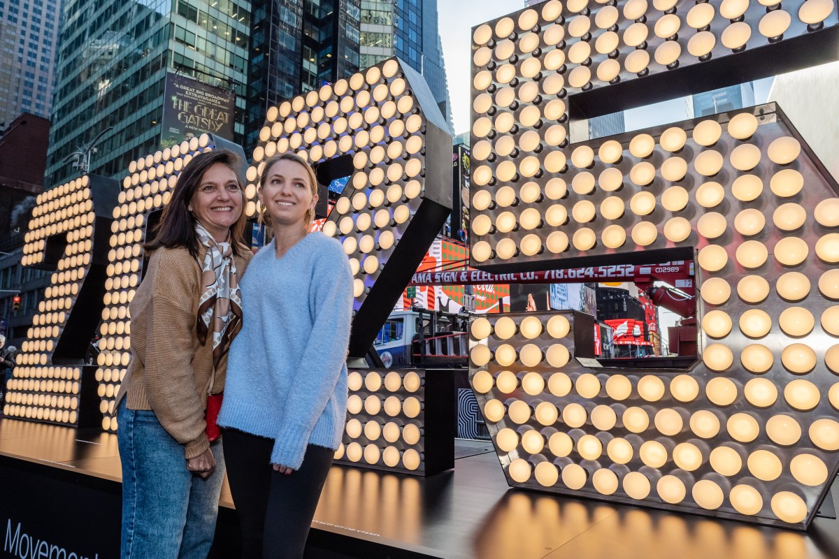 Iconic '2025' numerals arrive in Times Square, starting the countdown to the New Year 9