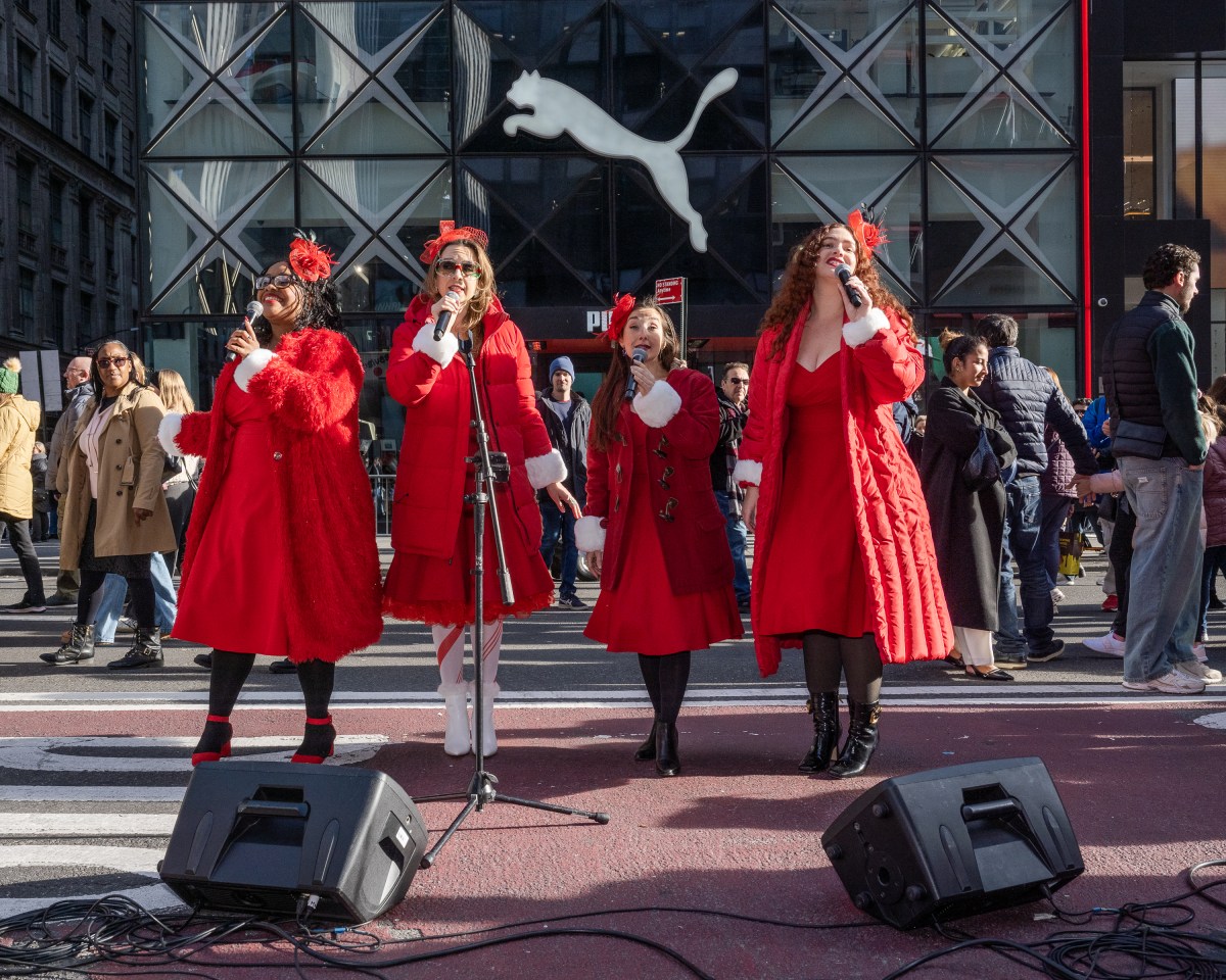 The New York Belles entertained the crowd on 5th Avenue with Christmas songs.