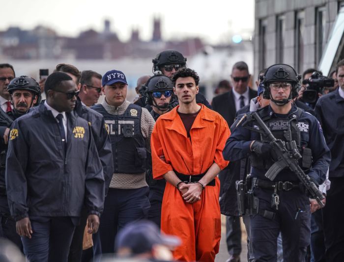 2024 Year in Review: Looking back at some of NYC's biggest news stories this year 3 Alleged Midtown Assassin Luigi Mangione surrounded by police