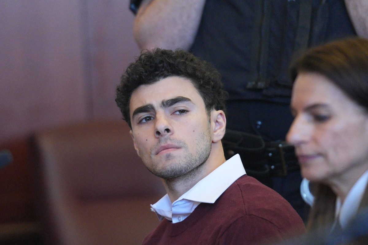MIDTOWN ASSASSIN: Suspect Luigi Mangione pleads 'not guilty,' sees legion of fans outside of Manhattan court 4