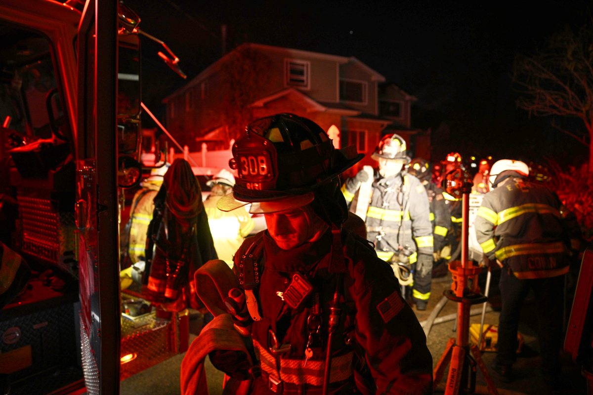 Queens fire at vacant house leaves firefighter injured 3