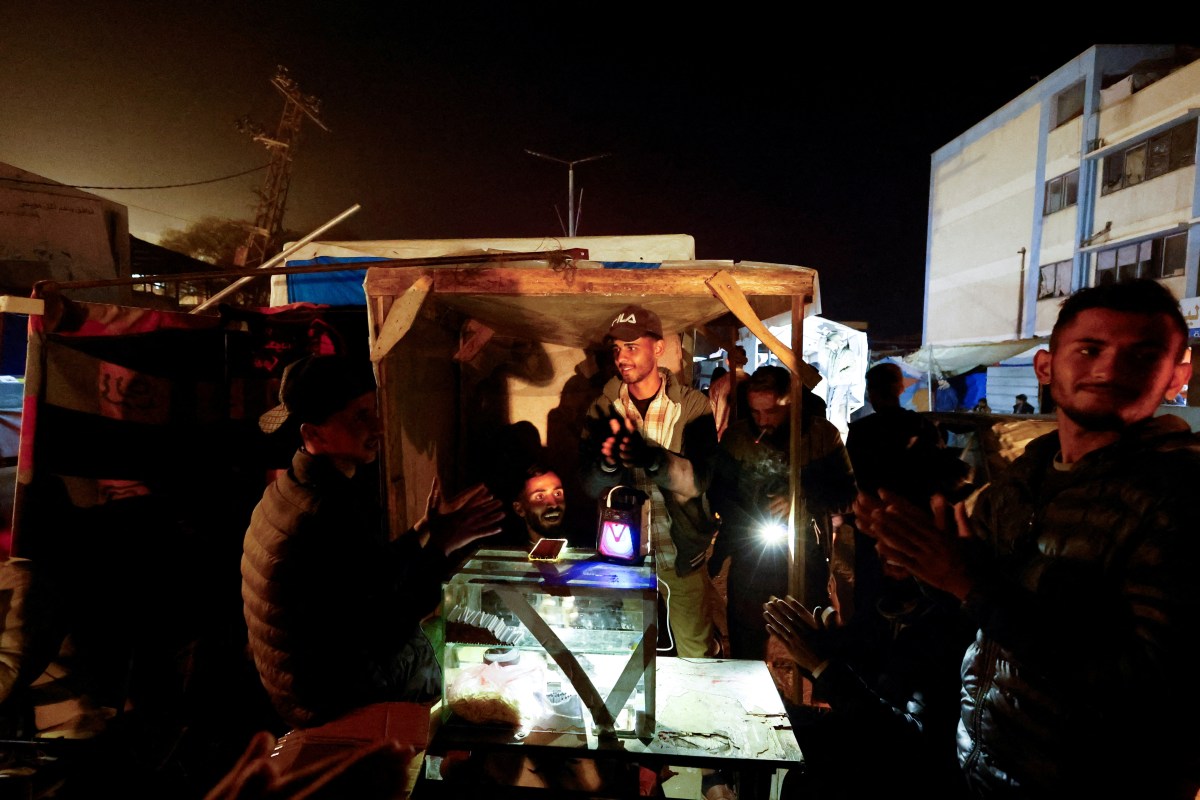 Israel, Hamas reach deal meant to end Gaza war, free hostages and prisoners, official says 3