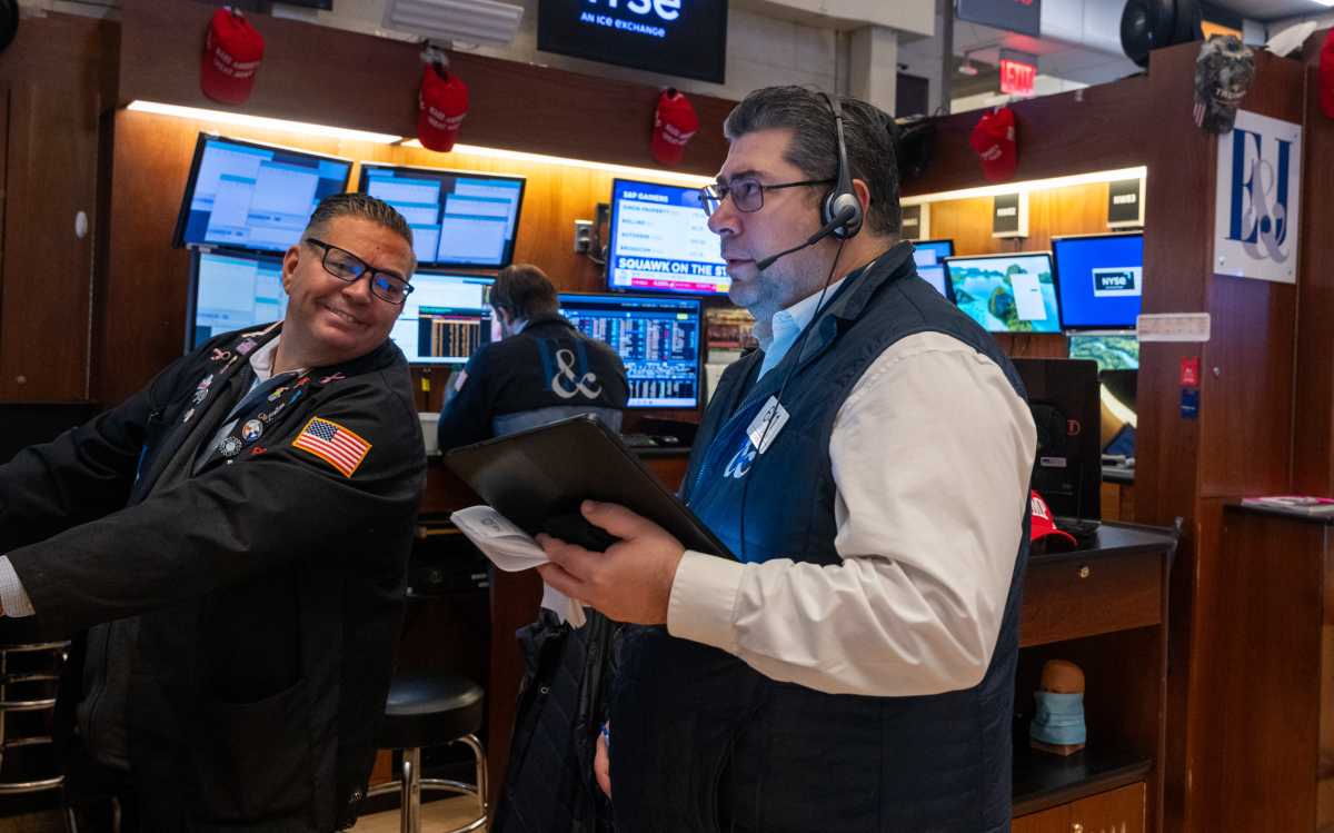 Stock traders amid booming New York City economy