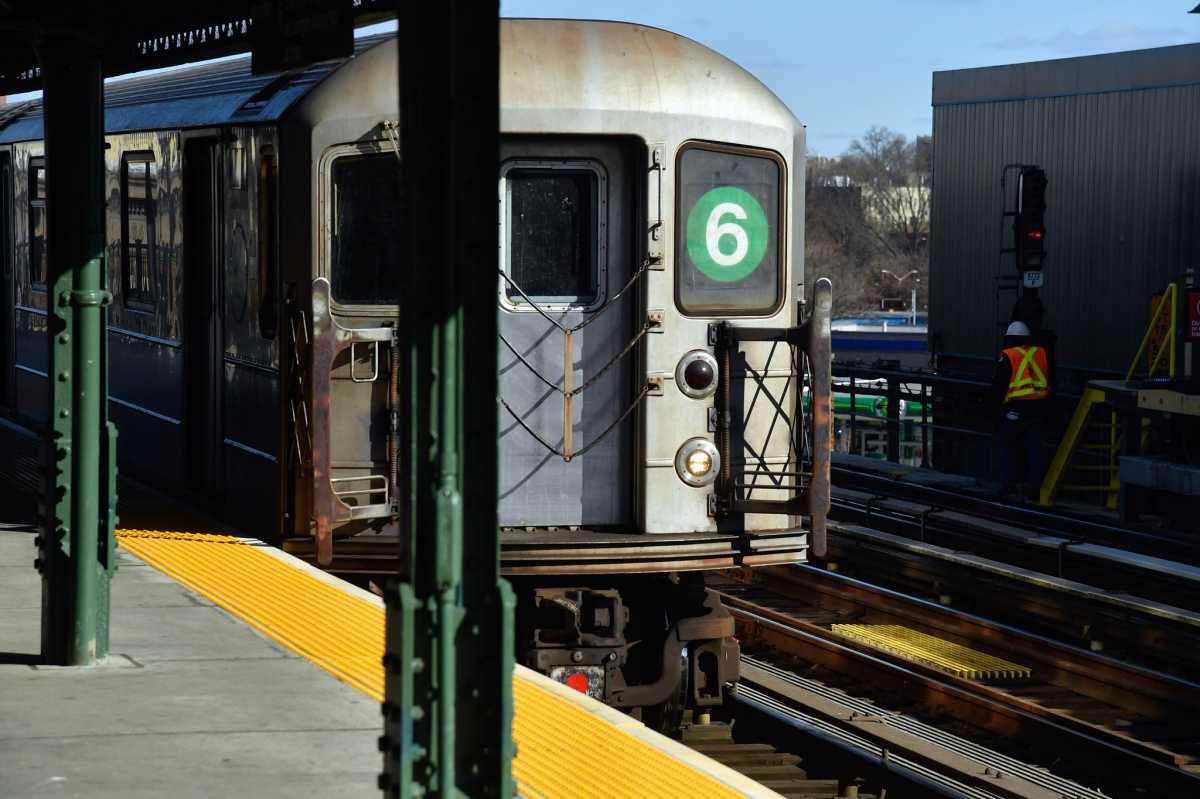 6 train pulling into a Bronx subway station