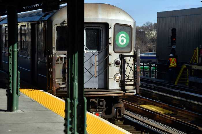 6 train pulling into a Bronx subway station