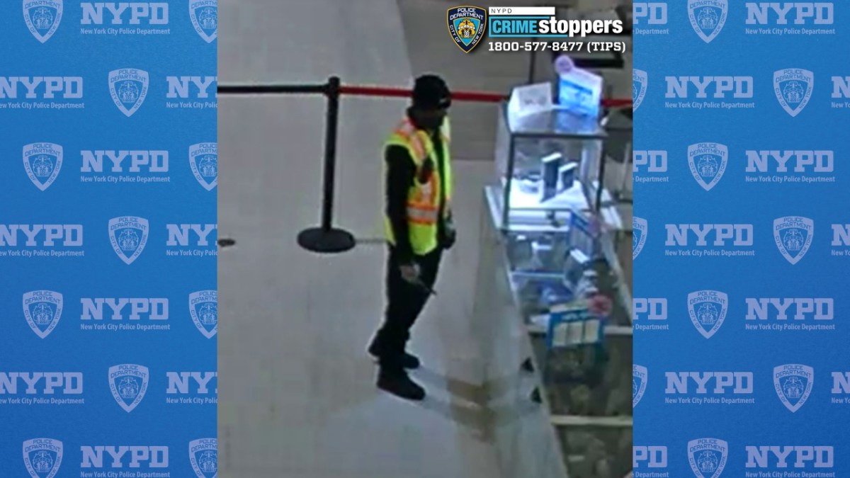 Brooklyn jewelry heist: Daring thief steals $1.5 million in luxurious items from closing Macy's store - then drops it while getting away 3