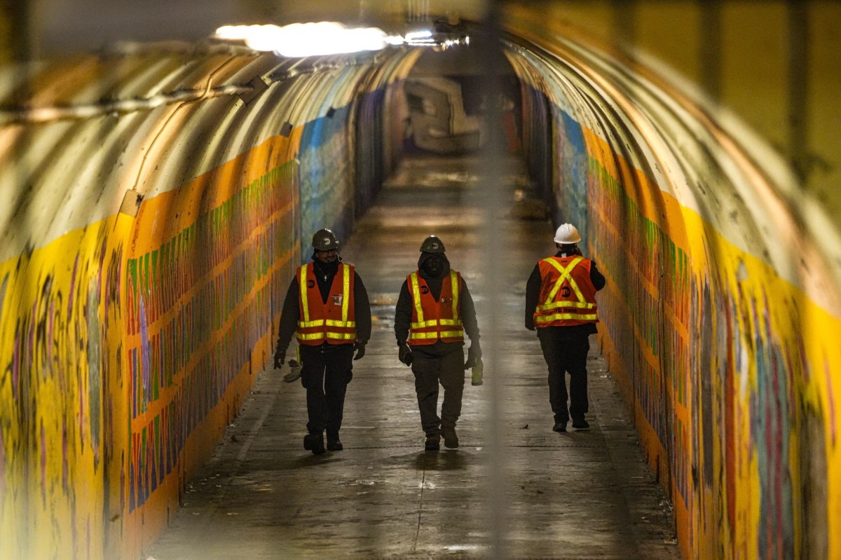 Heavy smoke leaves 18 injured in Washington Heights subway after train strikes object | amNewYork