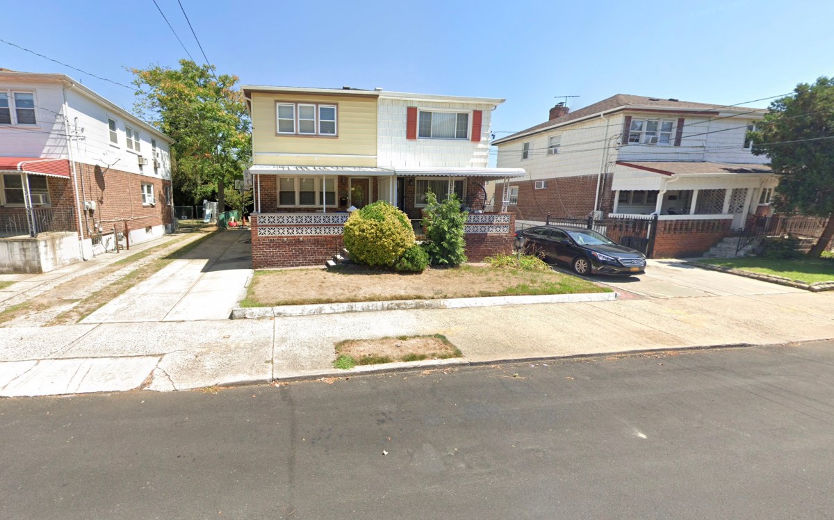 Queens knife fight leaves man stabbed to death, killer on the run: NYPD 2 Scene where man was stabbed dead in Queens