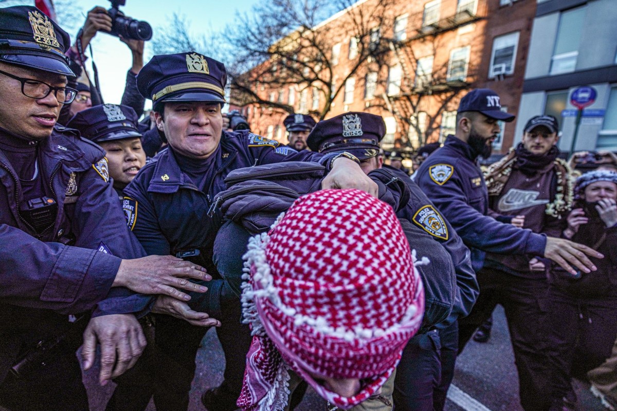 Massive Manhattan protest over ICE’s arrest of permanent resident and pro-Palestine protester Mahmoud Khalil ends in clashes with cops | amNewYork