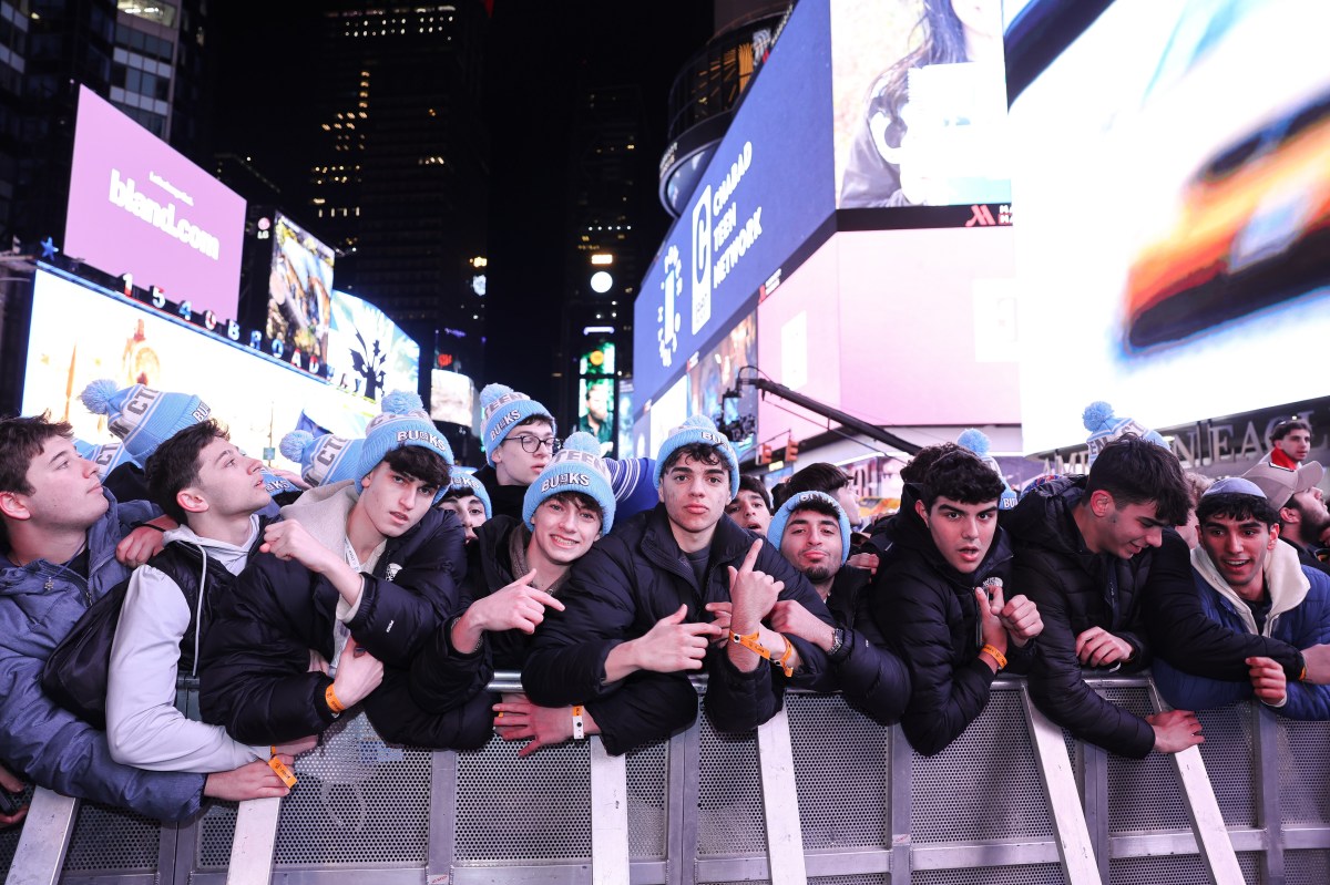 Jewish teens fill Times Square for a spectacle of faith and unity