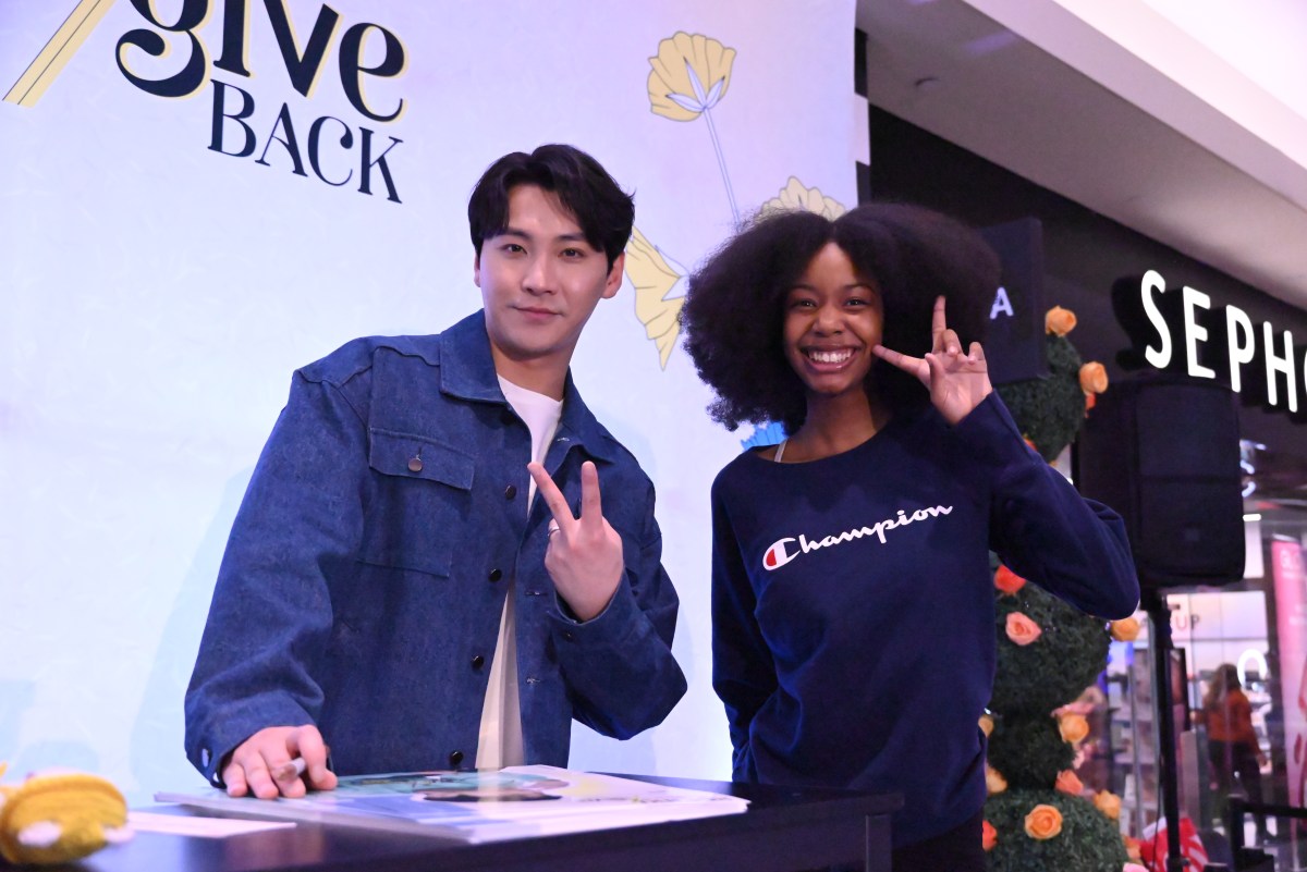 Song Seung Hyun signed autographs and posed with fans