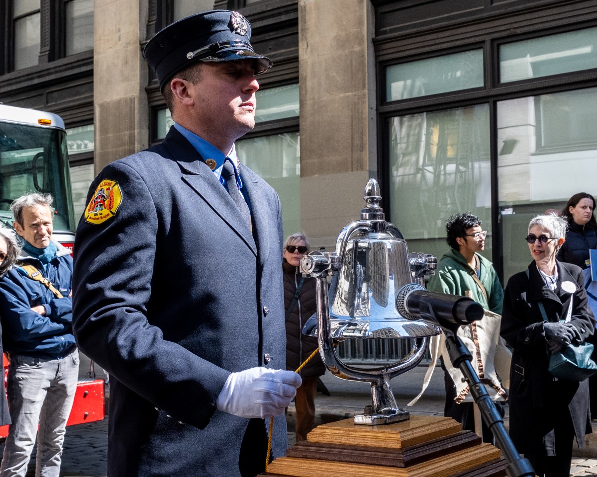 An FDNY firefighter tolled the bell for each victim. Photo by Gabriele Holtermann