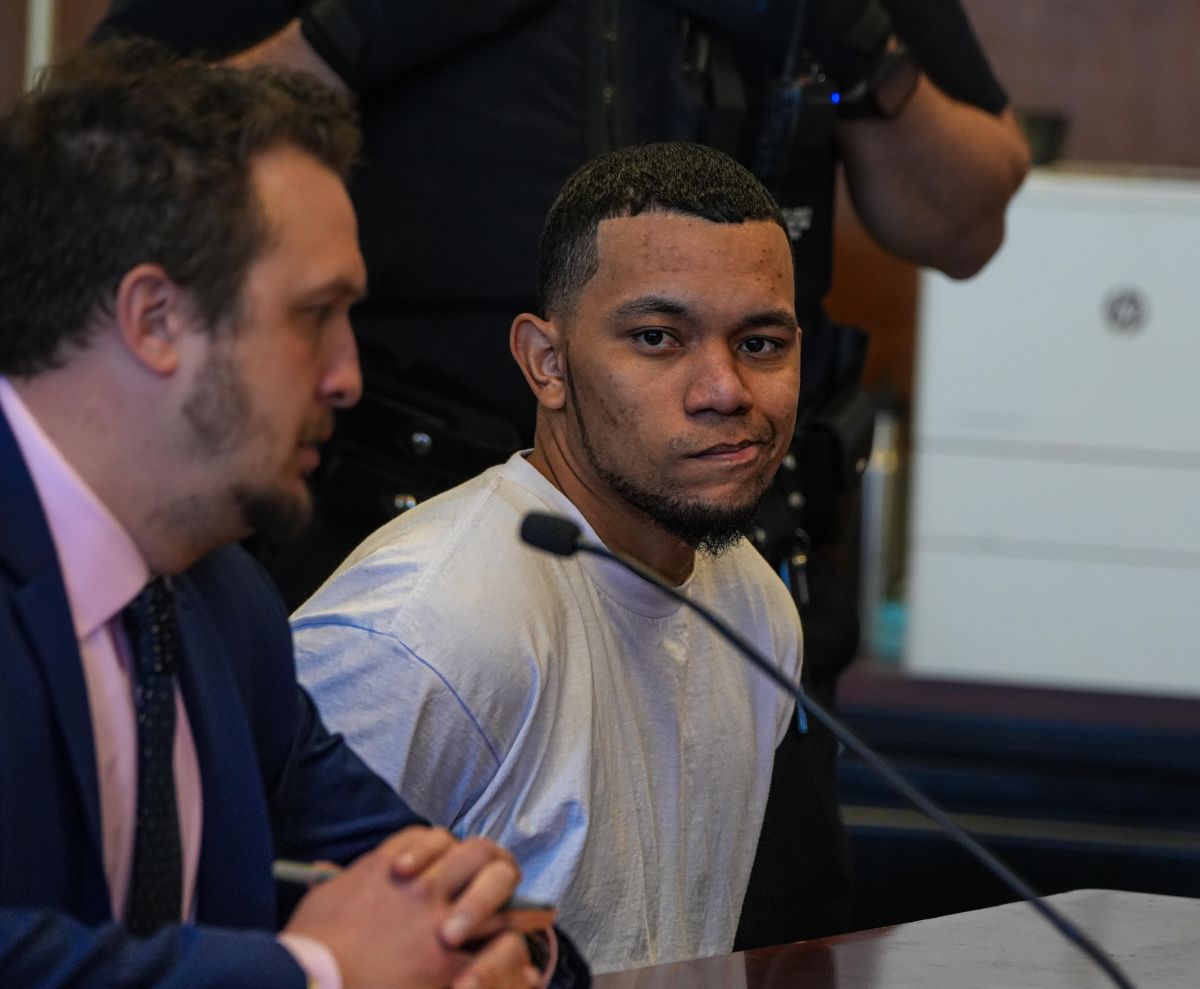 Migrant convicted of attacking Times Square cops grins as he's sentenced to prison; police union seeks deportation 2