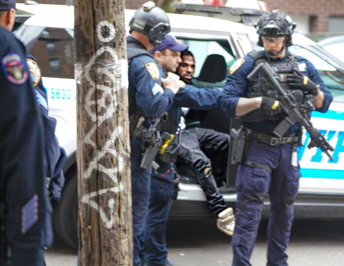 Heavily armed cops investigate shooting of off-duty cop in Queens