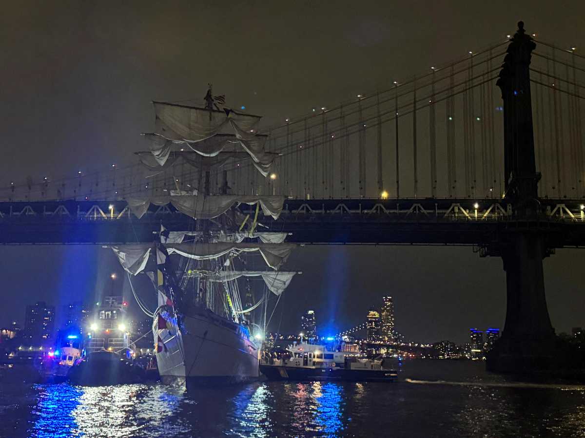 Ship crashes into the Brooklyn Bridge, four passengers in critical condition 3 A sailboat crashed into the Brooklyn Bridge on May 17.