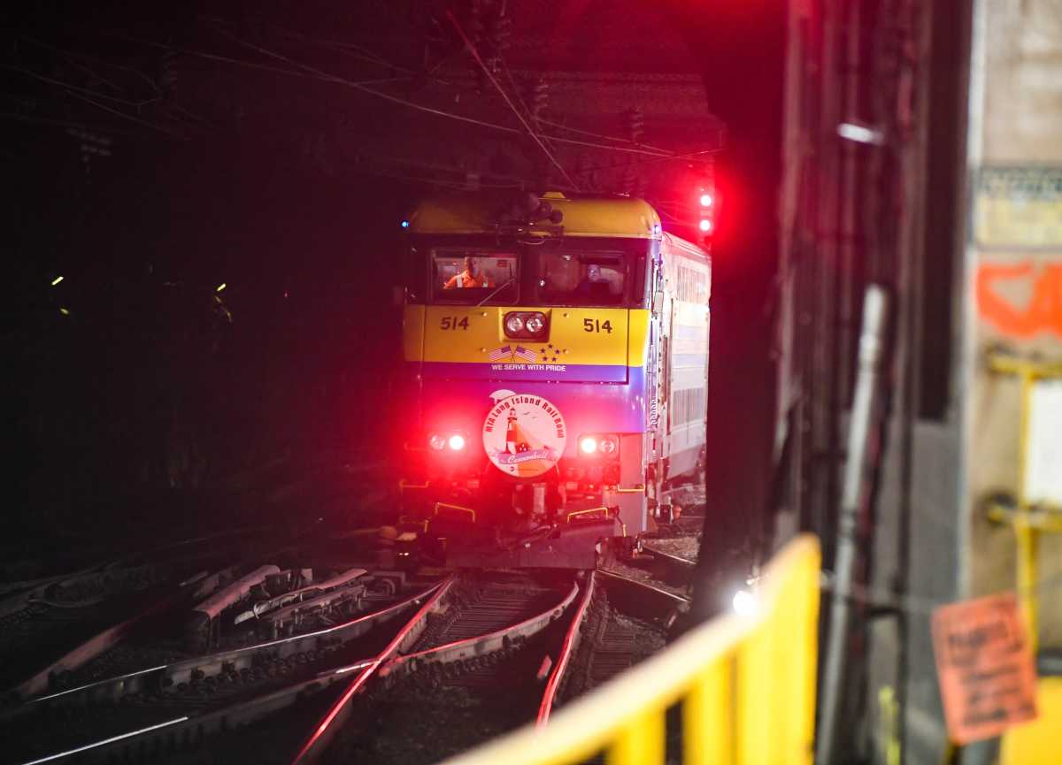 3-year Amtrak East River tunnel repair work to begin on Friday night, impacting LIRR riders 2 LIRR train at Penn Station