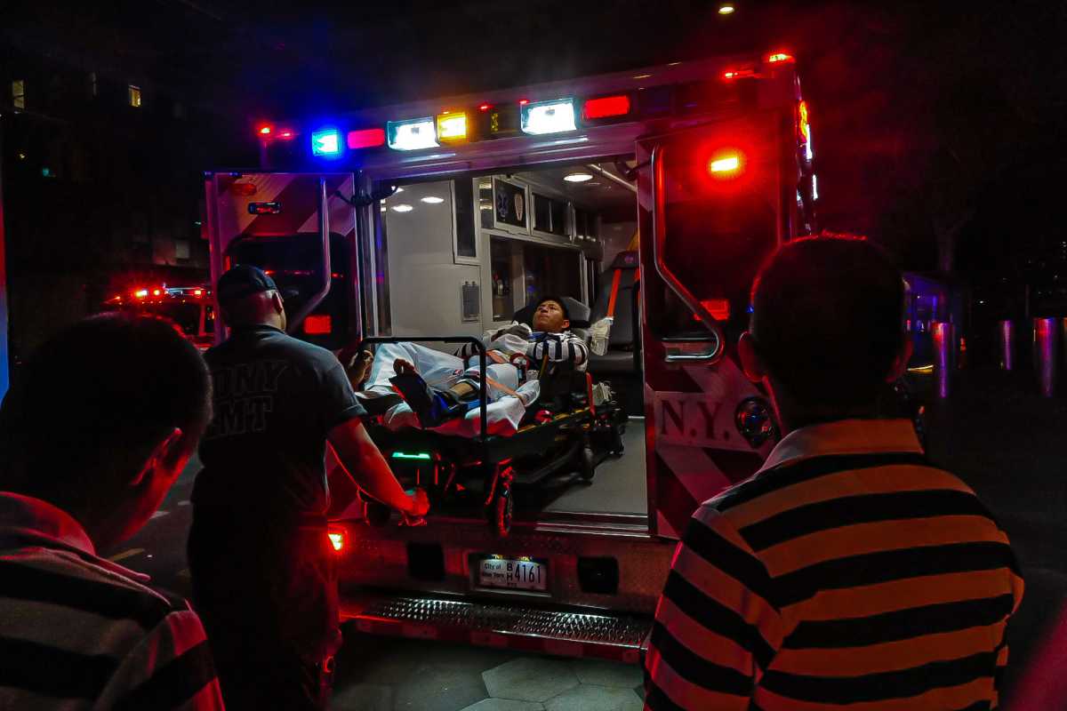 Ship crashes into the Brooklyn Bridge, four passengers in critical condition 5 A sailboat crashed into the Brooklyn Bridge on May 17.