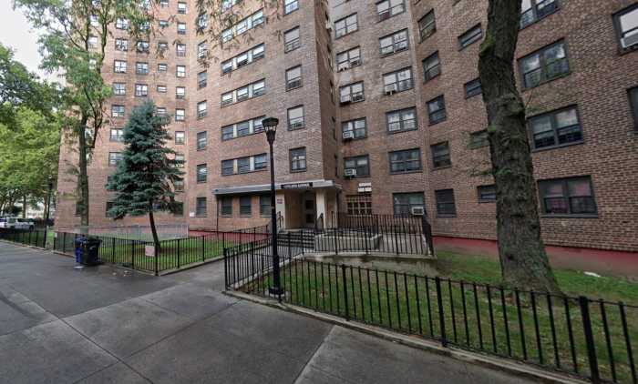 Scene of Harlem shooting; apartment building