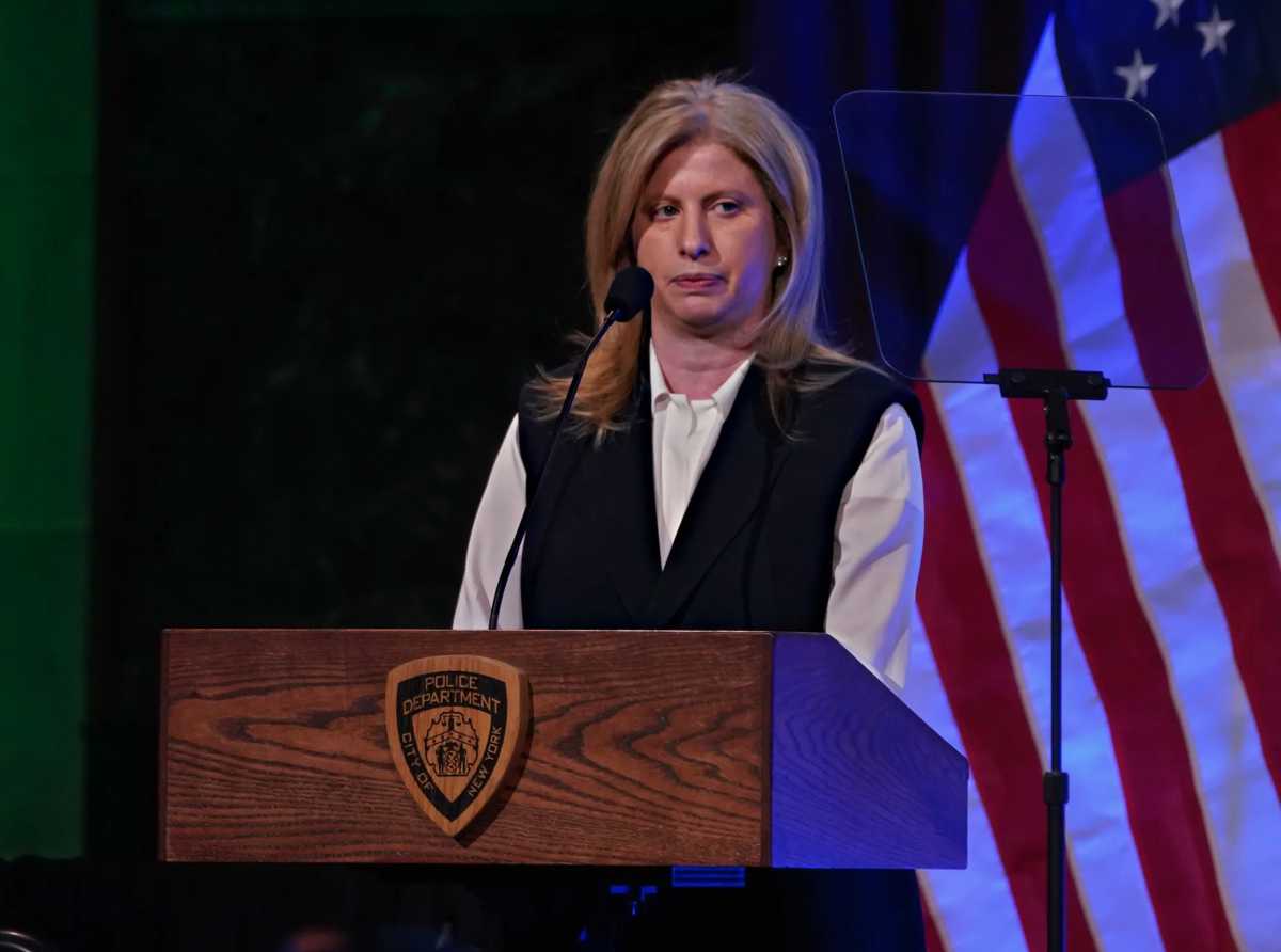 Off-duty NYPD officer beaten, robbed of gun in the Bronx 2 Police Commissioner Jessica Tisch speaks about off-duty cop assaulted in bronx