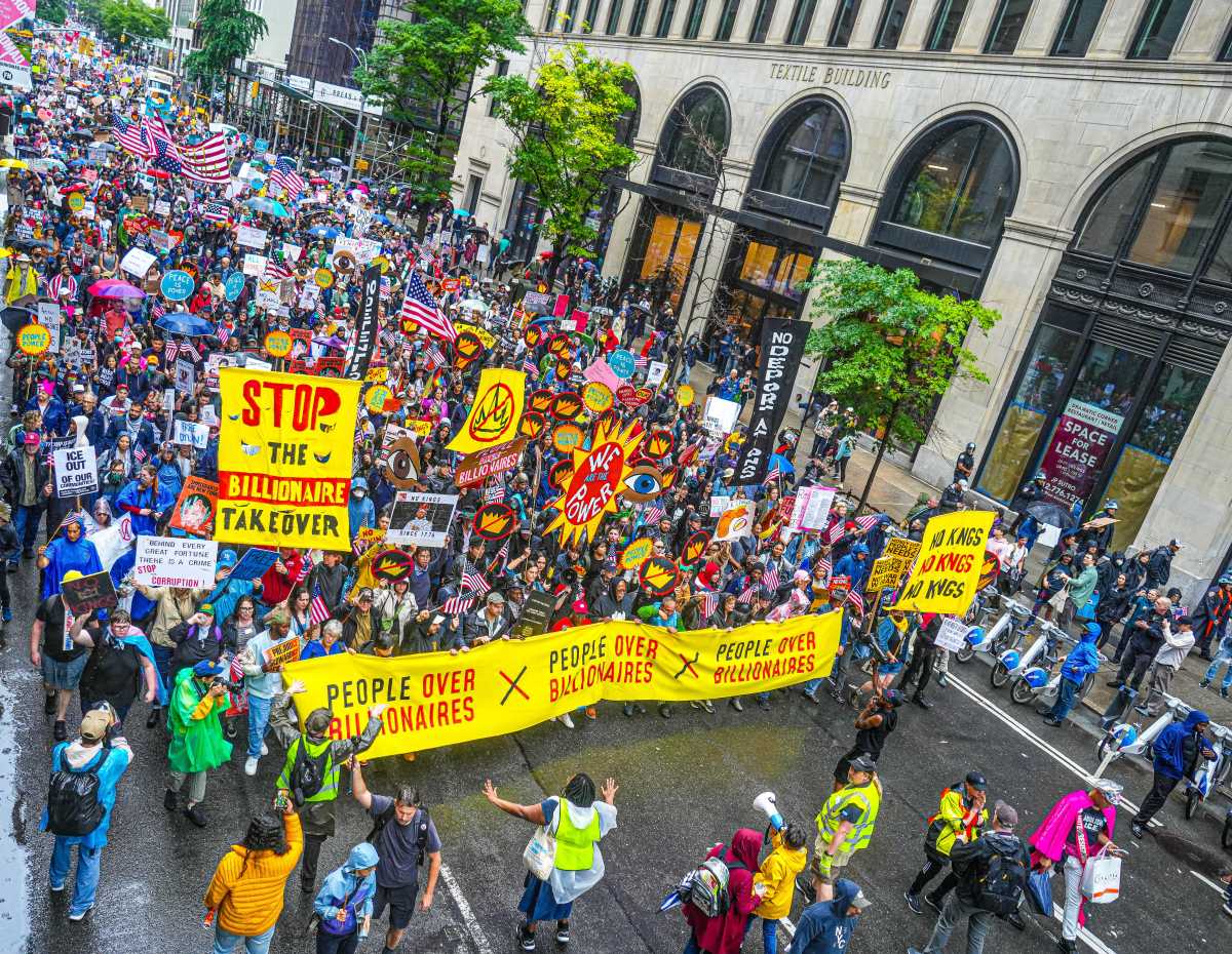 NO KINGS DAY: Tens of thousands hit NYC streets to protest Trump, autocracy and deportations 2 Thousands of people march at No Kings Day march in NYC