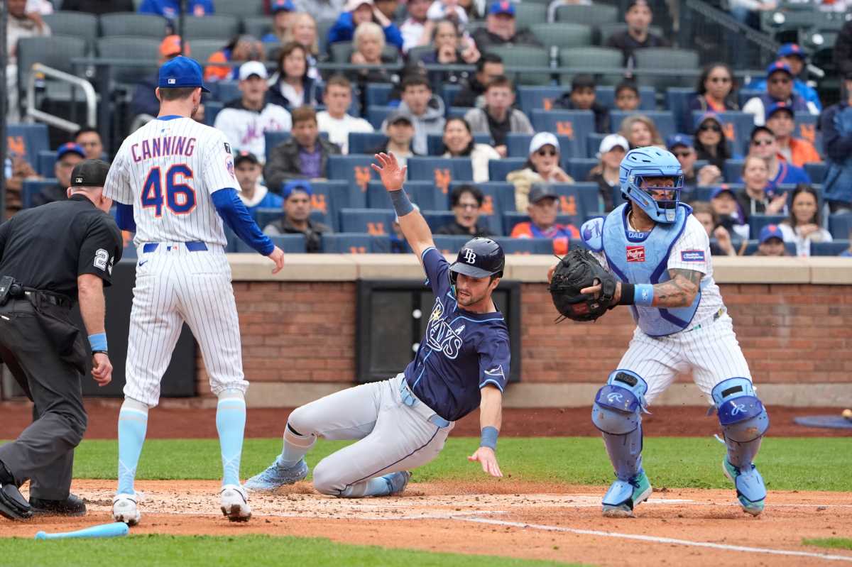Mets stand around as Rays player scores