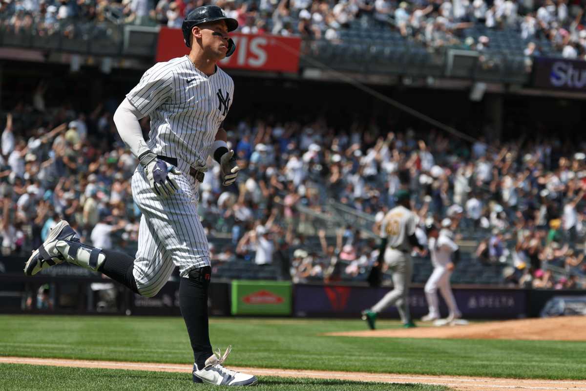 Yankees player runs the bases in front of fans