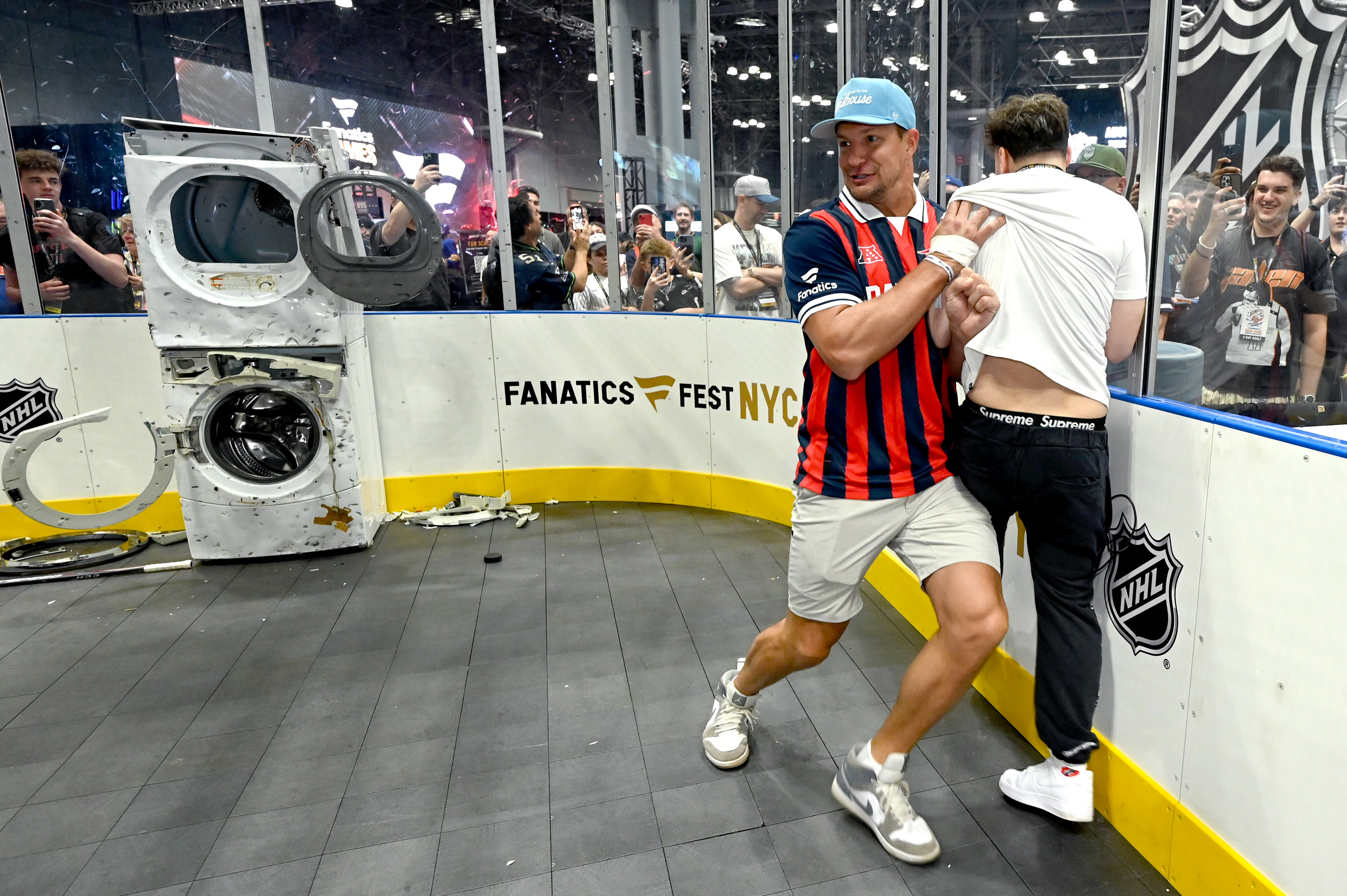 The Bedard rookie, Rangers autographs and an Ovechkin painting: At Fanatics Fest, hockey is the niche sport 2