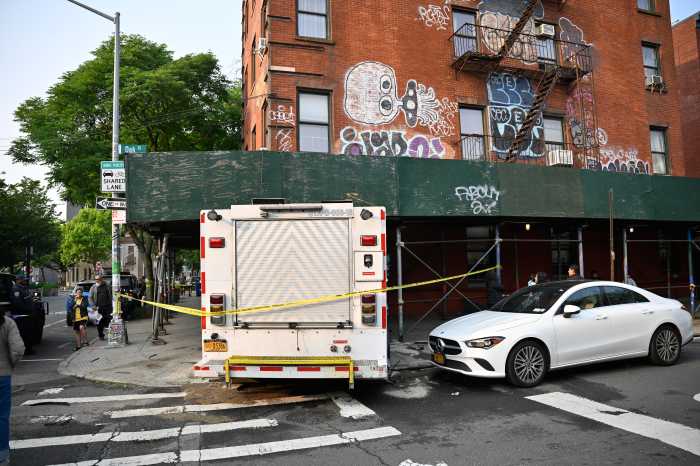 MTA wash truck crashes into apartment building in Brooklyn 2 white truck and an apartment building in Brooklyn