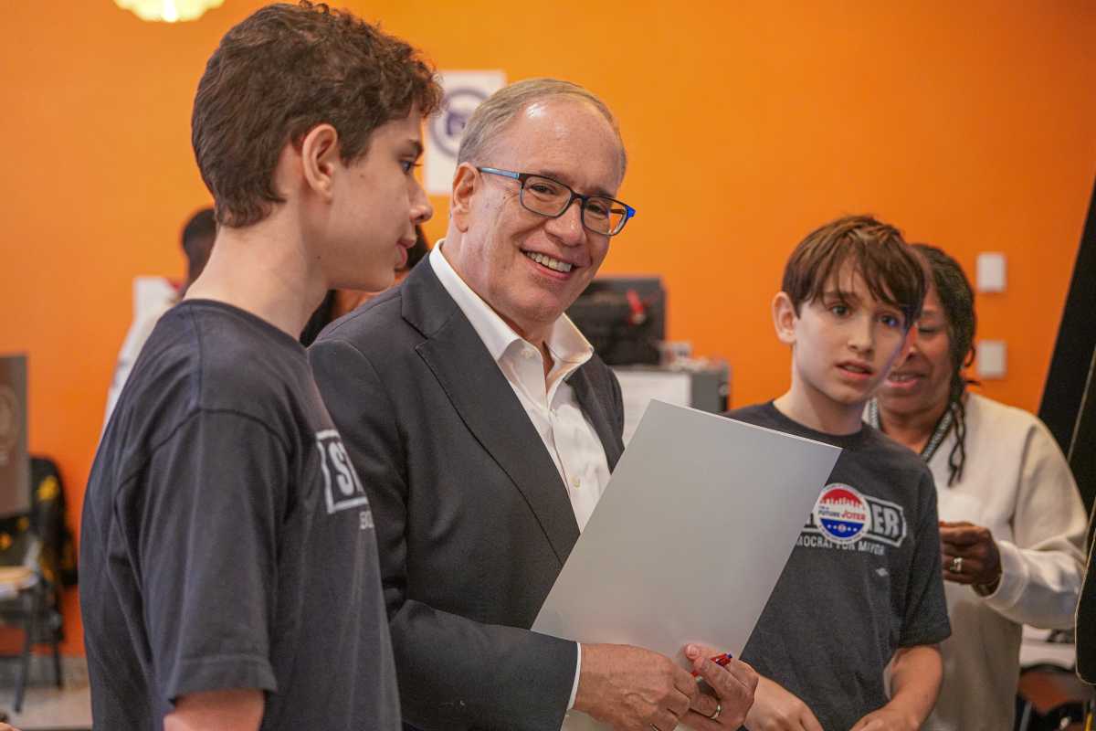 Mayoral candidate Scott Stringer votes in election