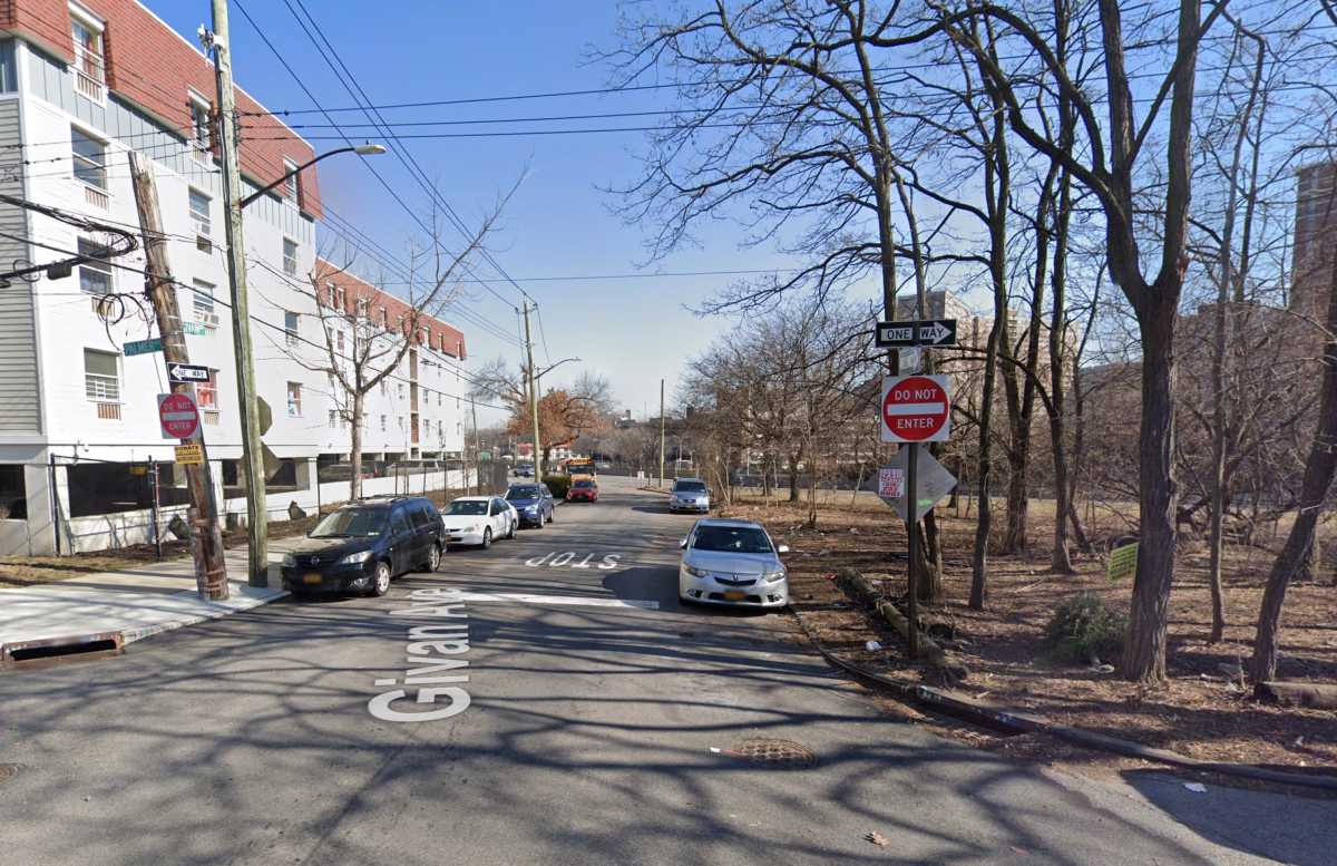 Location in Bronx where man was shot dead in car