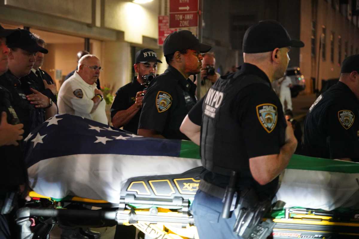 MIDTOWN MASS SHOOTING: Bronx cop hailed as hero as police probe whether gunman targeted NFL headquarters 7