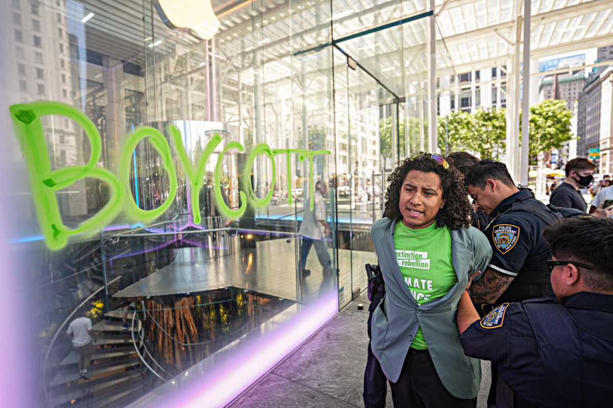 Activist arrested spray-painting Midtown Apple store in protest over climate change and Trump 2