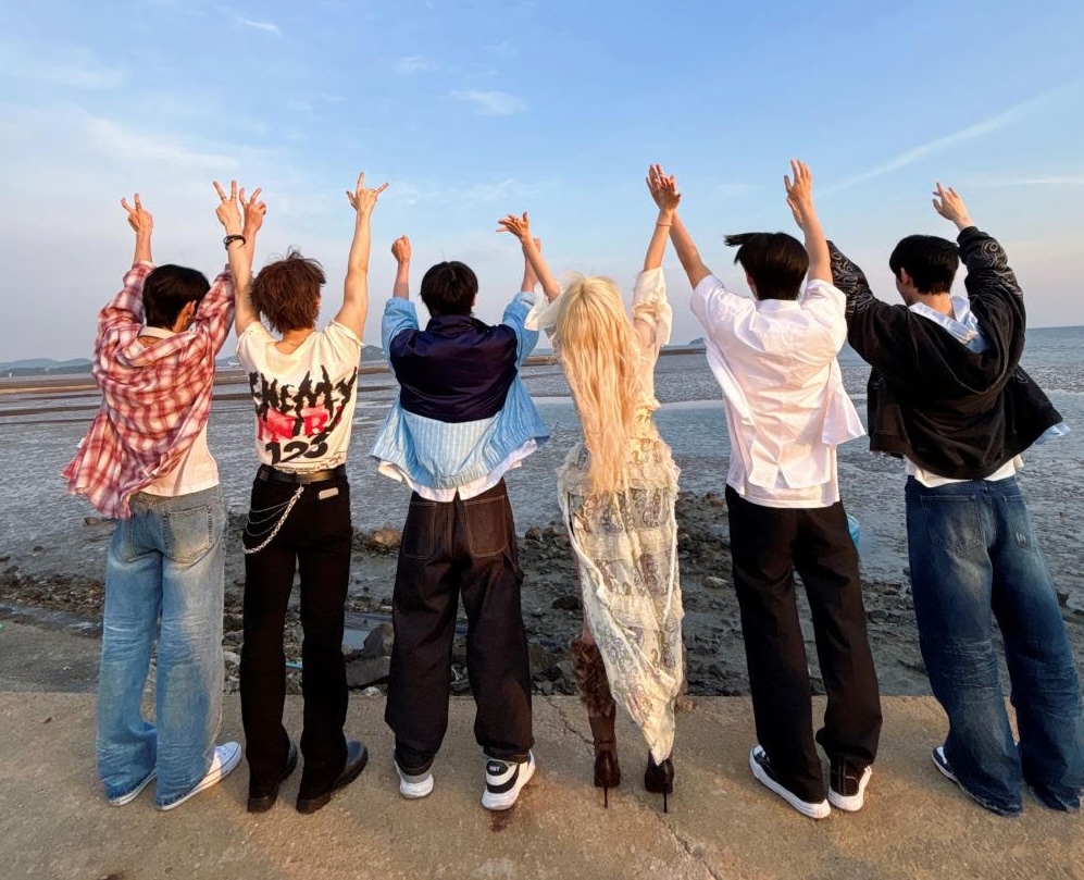 the K-pop band NOWZ