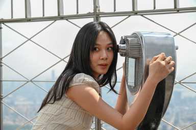 K-pop star BIBI made a pitstop in Midtown to surprise her fans.